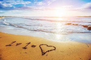 photo d'enfant dessinée dans le sable sur la côte atlantique