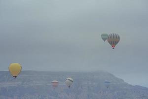 ballon matin brumeux en cappadoce. Turquie images floues photo