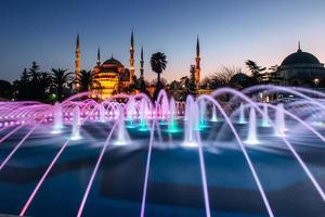 la mosquée du sultan ahmed illuminée en bleu avant le lever du soleil, est photo