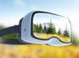 casque de réalité virtuelle, double exposition, vue sur les sommets des montagnes au printemps photo
