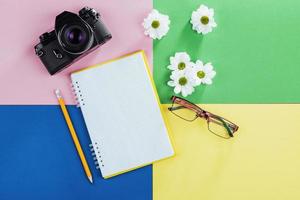 cahier, crayon, verres, café et fleurs blanches parfumées. photo