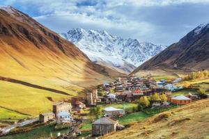 beauté fantastique de la ville entre les montagnes en géorgie europe photo