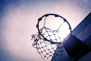 panier de basket en bois au coucher du soleil.
