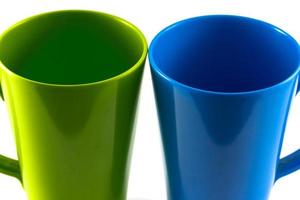 tasse verte et bleue isoler sur fond blanc photo