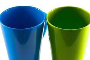 tasse verte et bleue isoler sur fond blanc photo