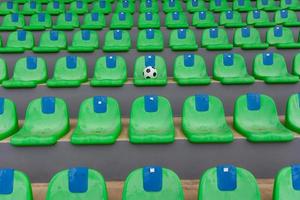 chaises sur le terrain de football photo