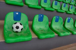 chaises sur le terrain de football photo