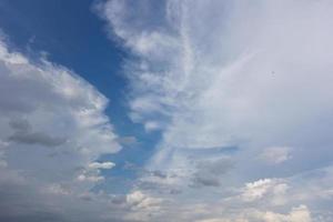 ciel partiellement nuageux après la pluie photo