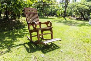 chaise berçante vide sur l'herbe photo