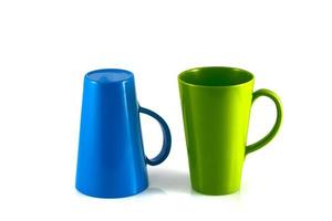 tasse verte et bleue isoler sur fond blanc photo