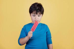 petit garçon avec une glace à la fraise photo