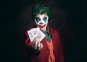 garçon déguisé en joker avec des cartes de poker photo
