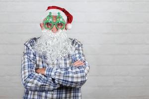 grand-père portant le chapeau et la barbe du père noël de noël photo