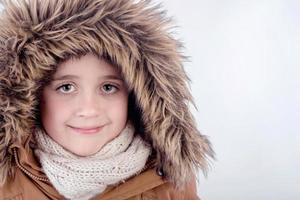 garçon souriant en hiver photo