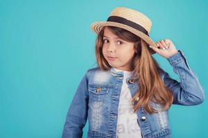 portrait de fille heureuse avec chapeau photo