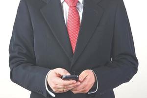 homme d'affaires en costume noir avec téléphone portable photo