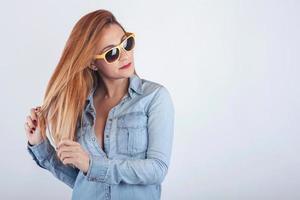 portrait de jeune femme réfléchie avec des lunettes de soleil photo