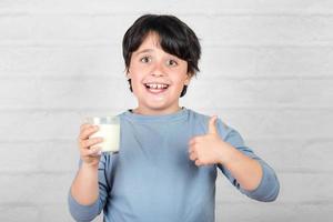 enfant souriant buvant du lait photo