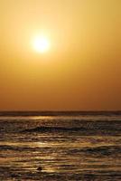 lever de soleil avec vagues photo