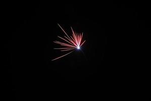 seule explosion rouge élevée au feu d'artifice le soir du nouvel an photo