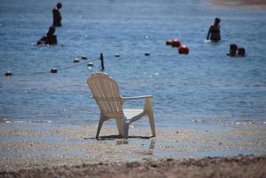 chaise dans la mer photo