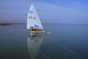 voile sur glace en hiver photo