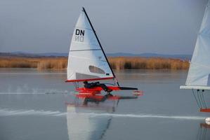 bateau à glace rapide en hiver photo