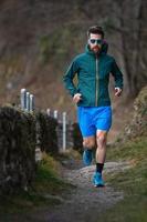 préparation pour le marathon sur un sentier de campagne photo