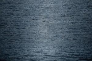 le fond des vagues de l'océan bleu foncé. photo