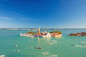 vue panoramique aérienne de l'île de san giorgio maggiore avec campanile san giorgio dans la lagune vénitienne photo