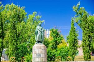 statue de dom afonso henriques estatua, monument du premier roi du portugal avec le château de guimaraes photo