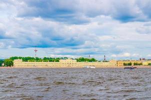 bâtiment de l'académie de médecine militaire sur le quai de la promenade de la rivière neva photo