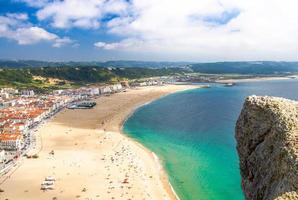 portugal, vue panoramique de nazare en été, paysage de montagne avec une végétation dense en arrière-plan, côte de nazare photo