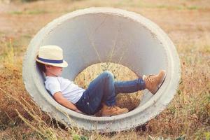 enfant pensif avec chapeau photo