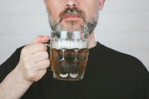 homme buvant de la bière photo