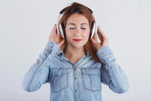 heureuse jeune femme avec un casque photo