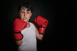 petit garçon avec des gants de boxe photo