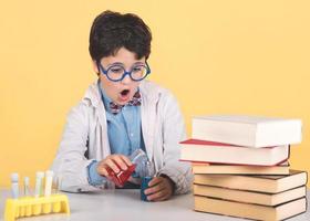 enfant scientifique en laboratoire photo