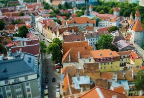 Vieux jouet petite ville de tallinn avec des toits de tuiles rouges traditionnelles, estonie photo