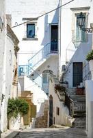 rues étroites de la ville d'ostuni avec des bâtiments blancs, pouilles, italie photo