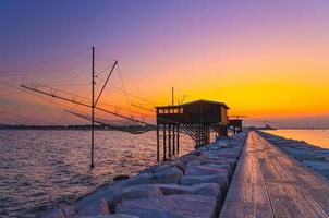 stations de pêche traditionnelles maisons avec résille dans l'eau de la mer adriatique photo