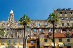 Clocher saint domnius au-dessus des bâtiments, Split, Dalmatie, Croatie photo