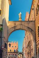 arc de pierre arco della costa entre le palais palazzo della ragione et le bâtiment photo