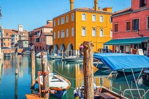 paysage urbain de chioggia avec veine étroite du canal d'eau avec bateaux multicolores amarrés photo