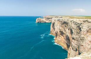 portugal, algarve, vue sur les célèbres falaises de moher et l'océan atlantique sauvage, côte portugaise près du cap st. Vincent photo