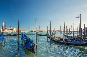 Gondoles amarrées amarrées sur l'eau dans la ville de Venise photo