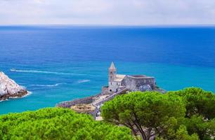 église catholique chiesa san pietro, parc naturel du parc lord byron ville de portovenere photo