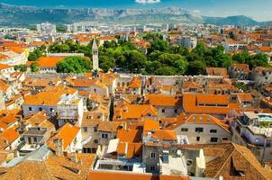 vue aérienne supérieure des bâtiments de la vieille ville divisée, dalmatie, croatie photo