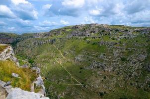 vue sur canyon avec rochers et grottes murgia timone, matera sassi, italie photo