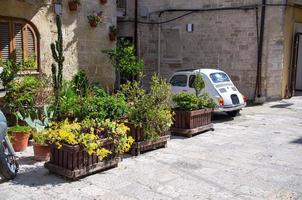 petite cour dans la ville de bari, région des pouilles pouilles, italie du sud photo